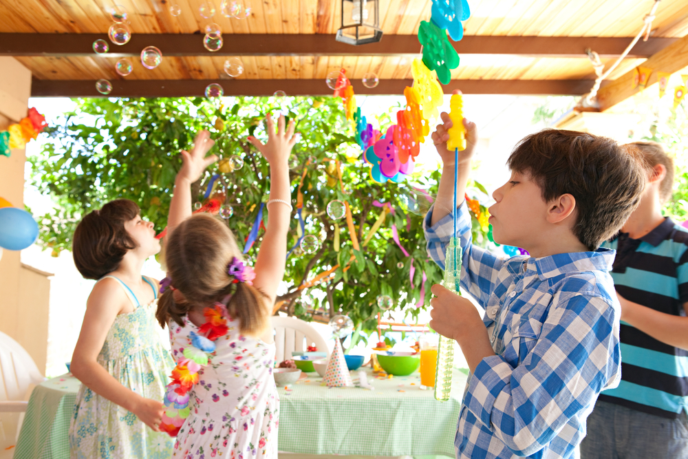 Quelles activités et jeux proposés aux enfants en accord avec un anniversaire à thème