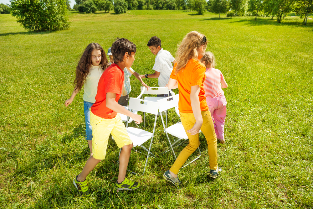 enfants qui font la chaise musciale